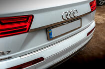 Audi Q7 2015–2026 Kromirana letvica nad registrsko tablico (nerjaveče jeklo) fotografija 2