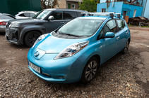 Nissan Leaf 2010–2017 Strešni prtljažnik za gladko streho (krom, par) fotografija 8