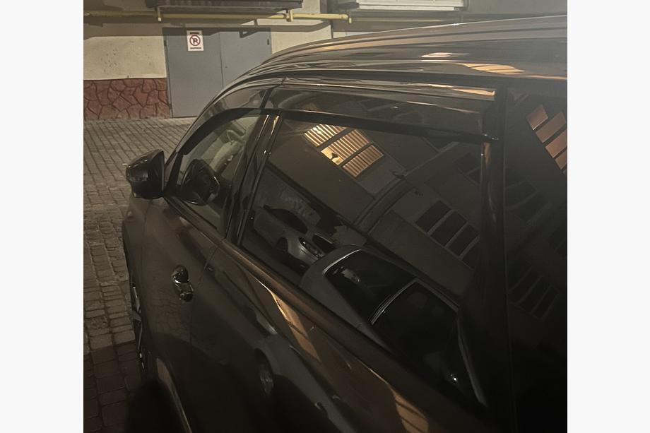 Peugeot 5008 2016–2023 Vetrni deflektorji za okna s kromirano letvico (4 kosi, Niken) Fotografija 3
