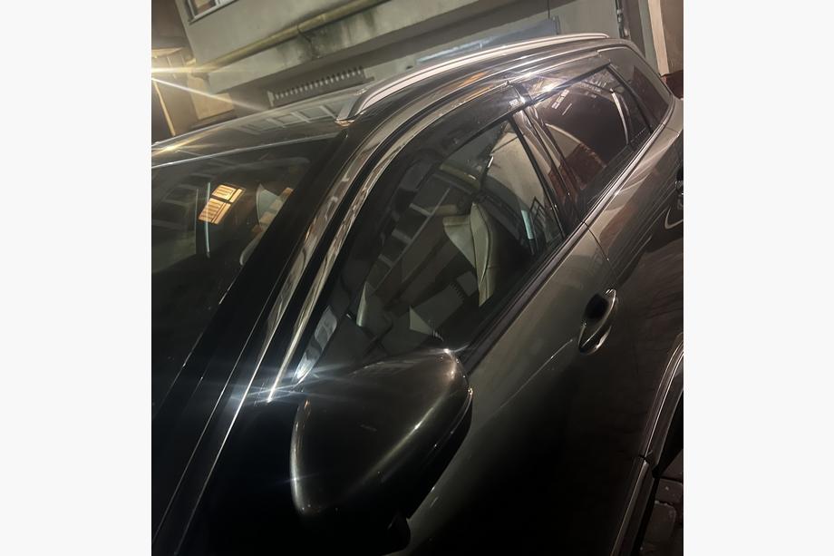 Peugeot 5008 2016–2023 Vetrni deflektorji za okna s kromirano letvico (4 kosi, Niken) Fotografija 4