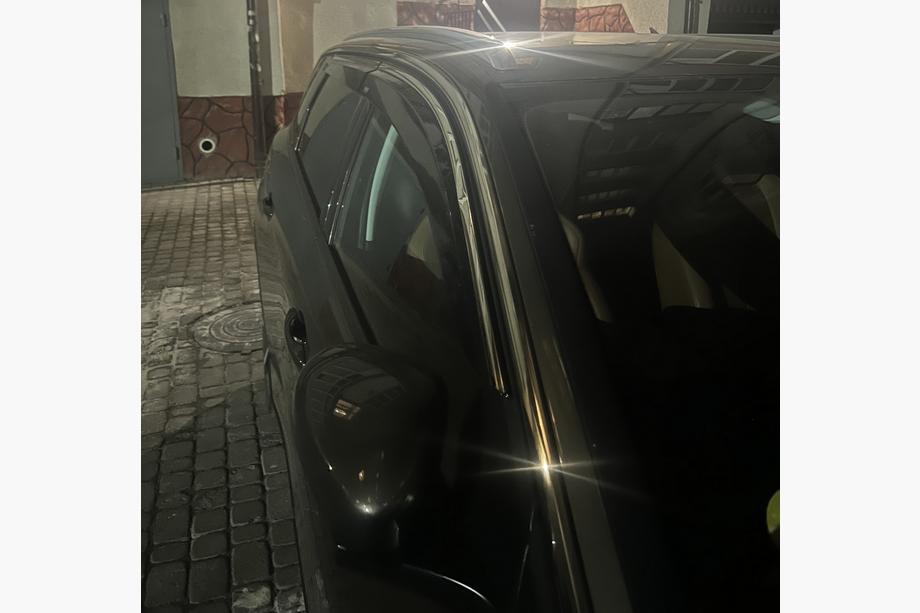 Peugeot 5008 2016–2023 Vetrni deflektorji za okna s kromirano letvico (4 kosi, Niken) Fotografija 5