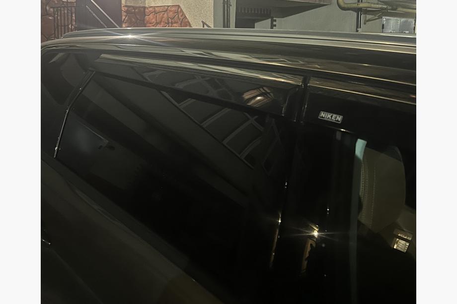 Peugeot 5008 2016–2023 Vetrni deflektorji za okna s kromirano letvico (4 kosi, Niken) Fotografija 6
