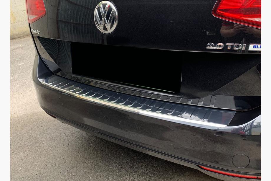 Volkswagen Passat B8 2015–2023 Kromirana zaščitna letev za zadnji odbijač Carmos V2 (SW) Image