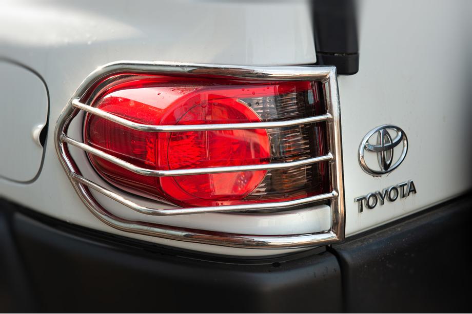 Toyota FJ Cruiser 2006–2022 Zaščita zadnjih luči iz nerjavnega jekla (2 kosa) Fotografija 1