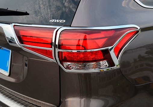 Kromirane obrobe zadnjih luči Toyota
